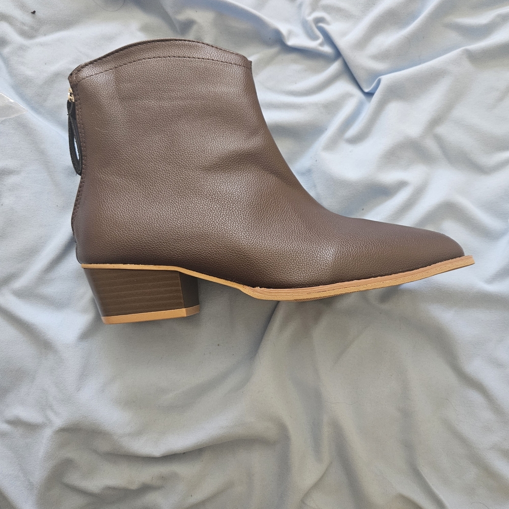 ***sold****Elegant Brown Ankle Booties